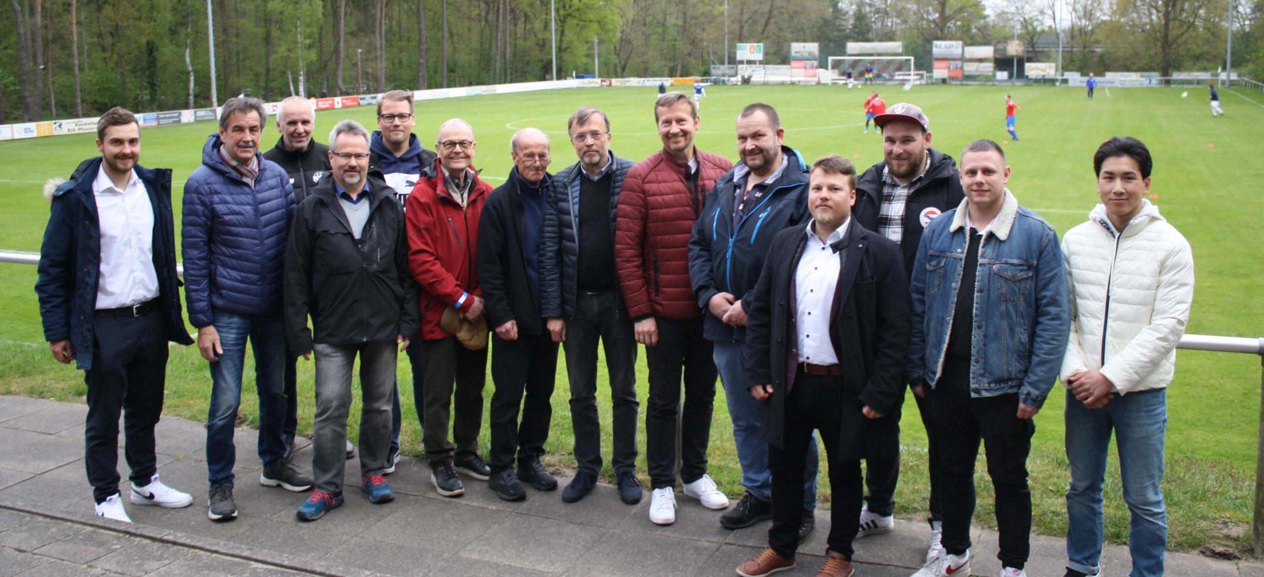 Gruppenbild mit Vertretenden aus Sportverein, Politik und Sponsoring. Foto: Meier